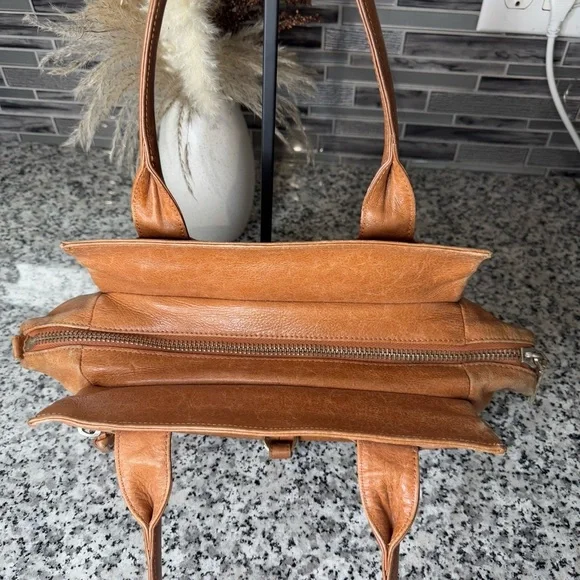 Botkier | Gorgeous Leather Shoulder Bag - Picture 6 of 14